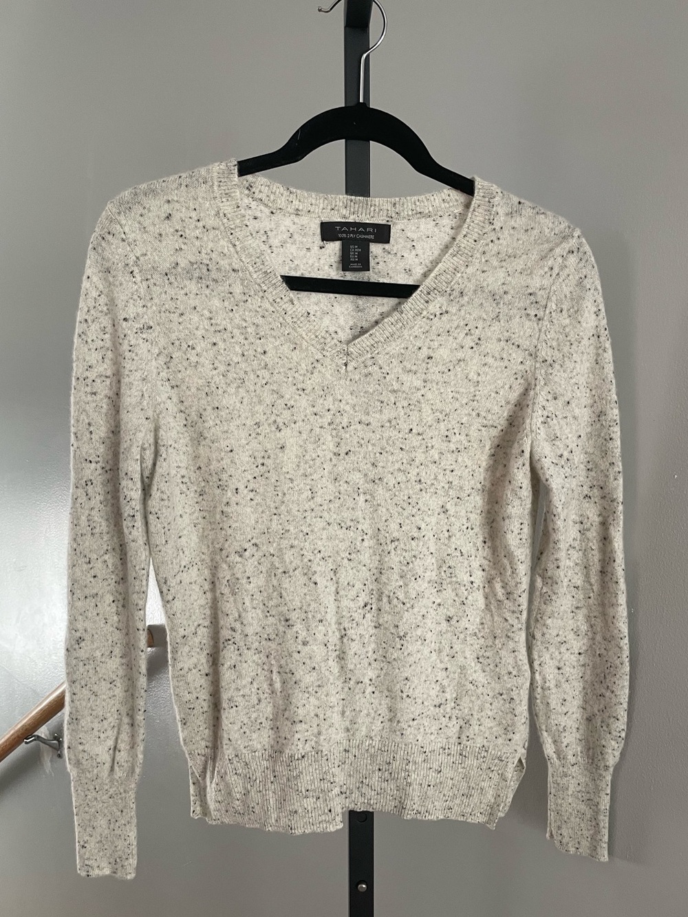 Tahari 100% 2 Ply Cashmere Speckled V Neck Sweater Size Medium
